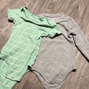 Baby 24 m Green Striped and Gray Bodysuit Set